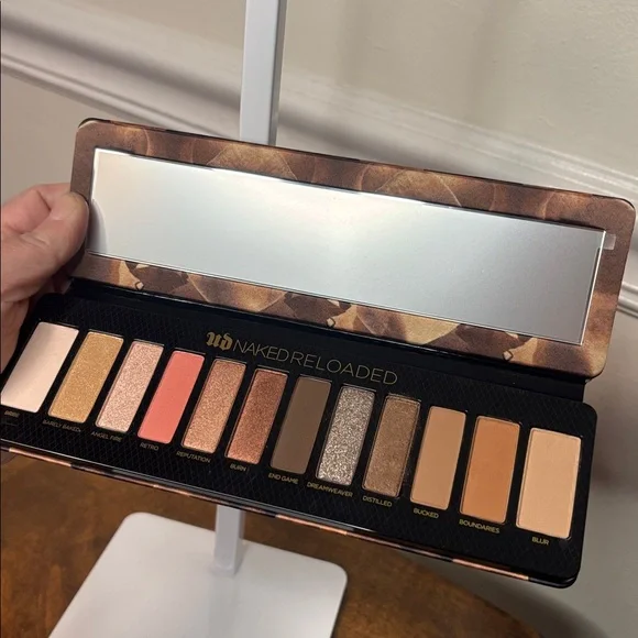 🔥 URBAN DECAY Naked Reloaded Palette in Rich Browns and Golds- NEW IN BOX - Picture 4 of 8
